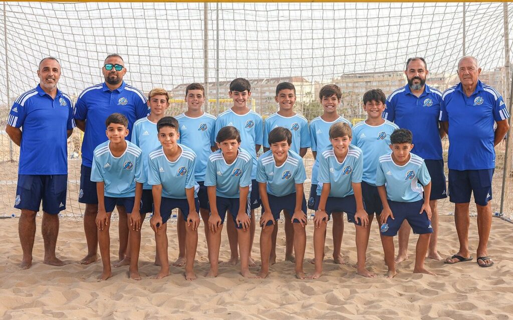 Equipo de fútbol infantil del CESA en la playa