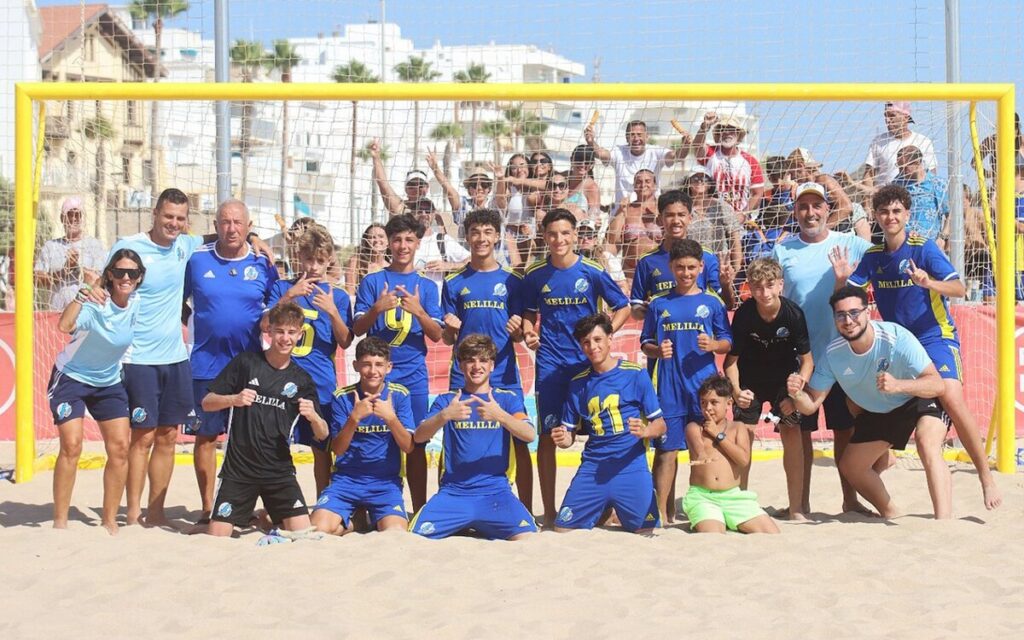 Equipo de fútbol infantil de Melilla celebrando una victoria en la playa