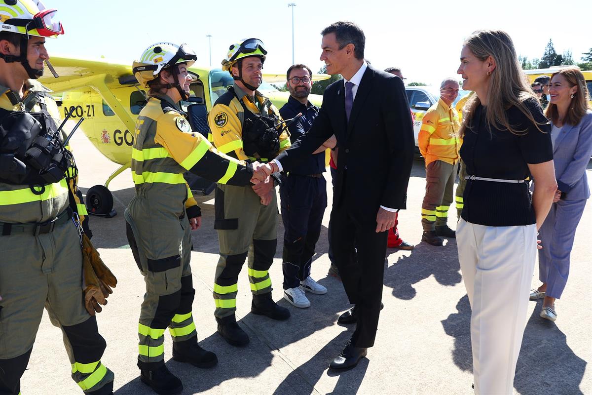 Reunión de autoridades con equipos de bomberos contra incendios forestales