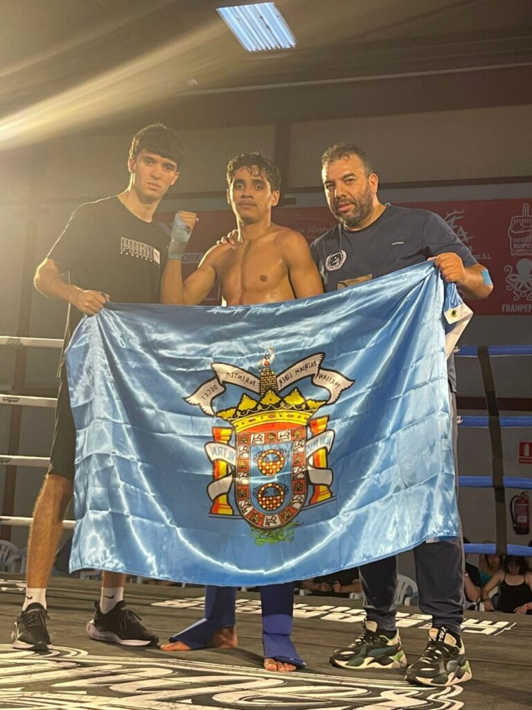 Badi Lahfa sosteniendo una bandera tras ganar el cinturón europeo de K-1