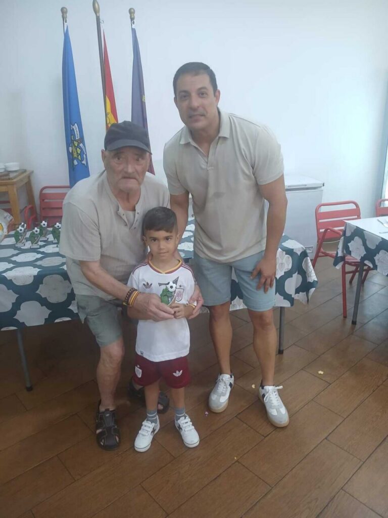 Tres personas posando en un evento de despedida de alumnos de la Escuela Luisca