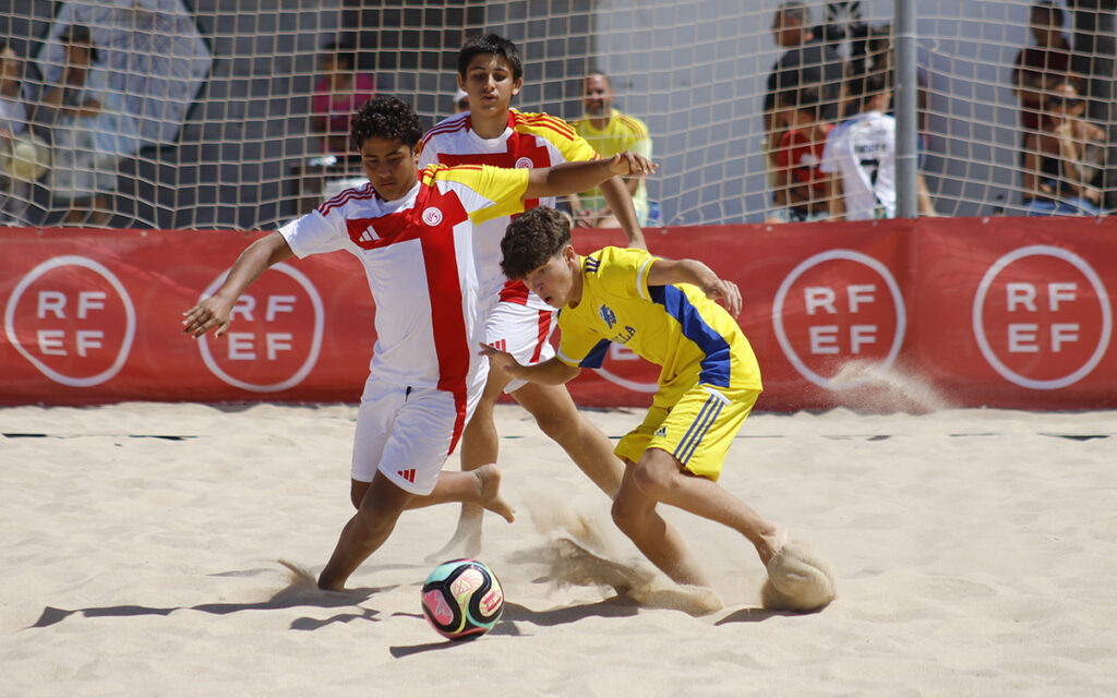 Jugadores compitiendo en un partido de fútbol playa en Melilla
