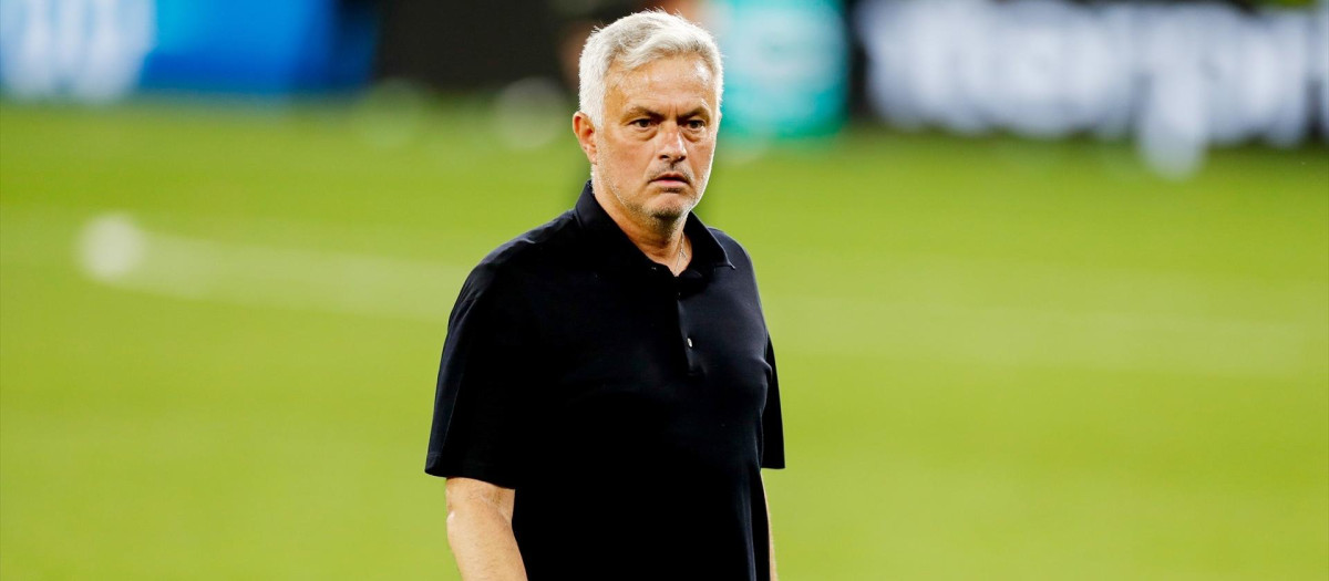 José Mourinho en el campo durante un partido de fútbol