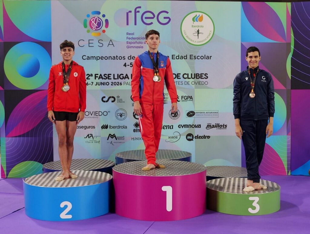 Leo Faus en el podio con medalla de bronce en el CESA de Oviedo