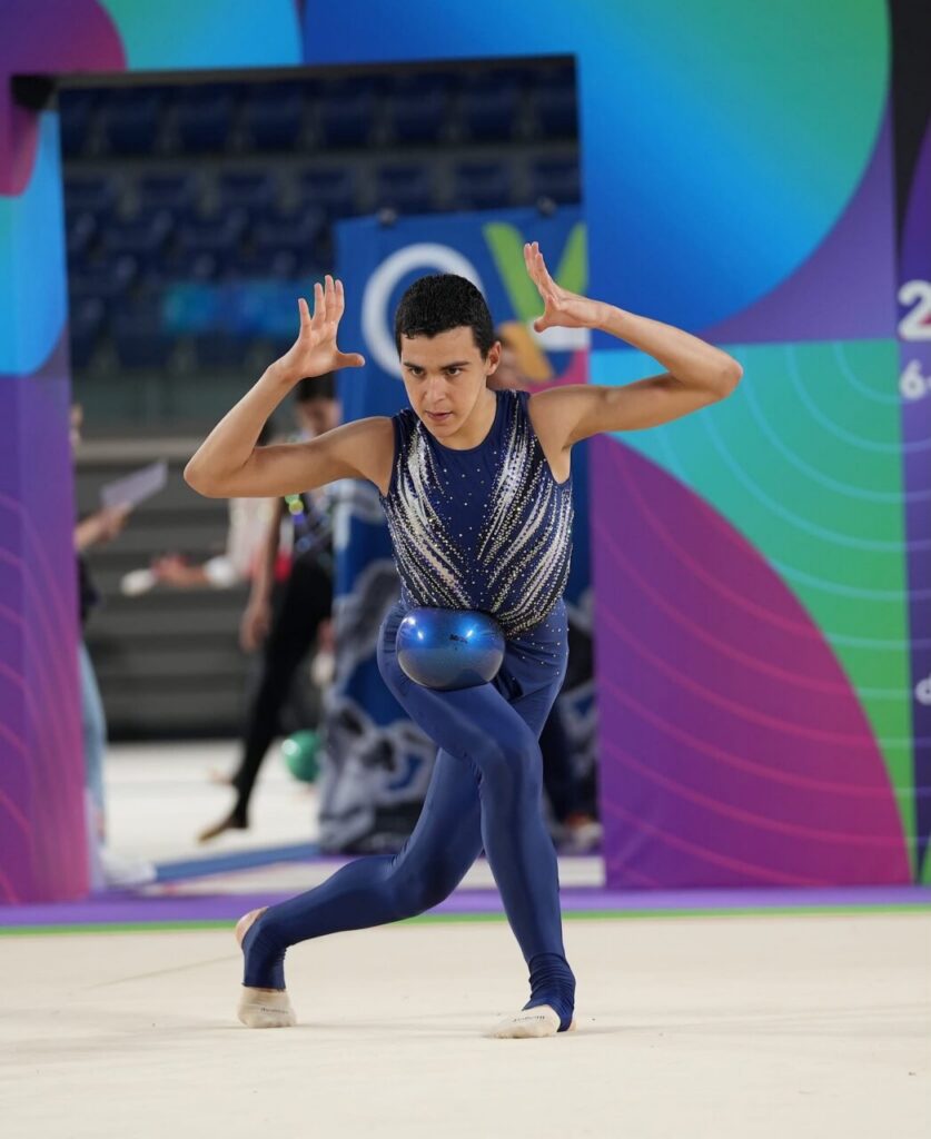 Leo Faus compitiendo en gimnasia rítmica con cinta en Oviedo