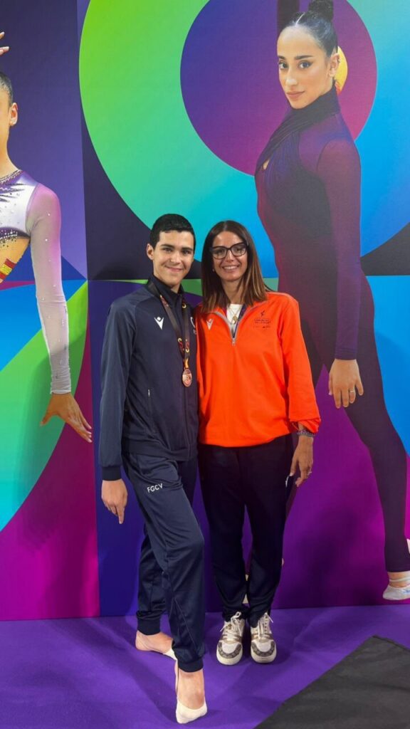 Leo Faus con medalla de bronce junto a su entrenadora en el CESA de Oviedo