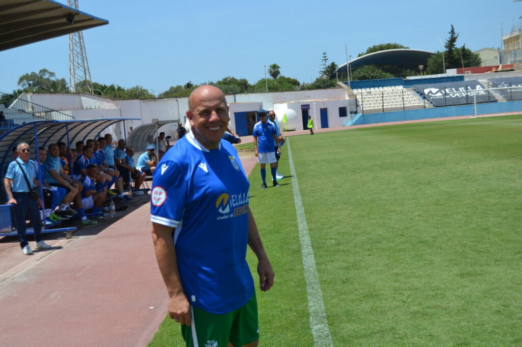 Jugador sonriente en el campo durante el partido de leyendas entre Andalucía y Melilla.