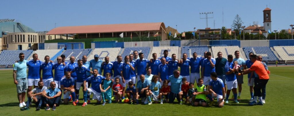 Jugadores de la Selección Andaluza de Veteranos posando en el campo