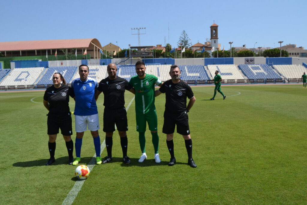 Jugadores y árbitros posando antes del partido de leyendas en Melilla
