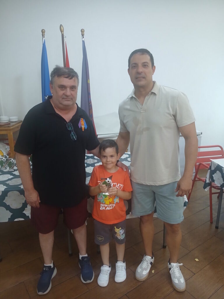 Tres personas posando en un evento de despedida de alumnos de la Escuela Luisca