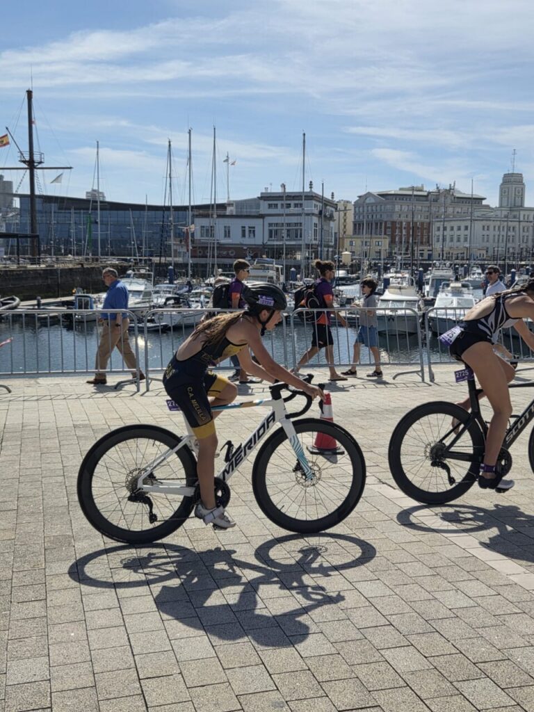 Competencia de triatlón en La Coruña con jóvenes atletas en bicicletas