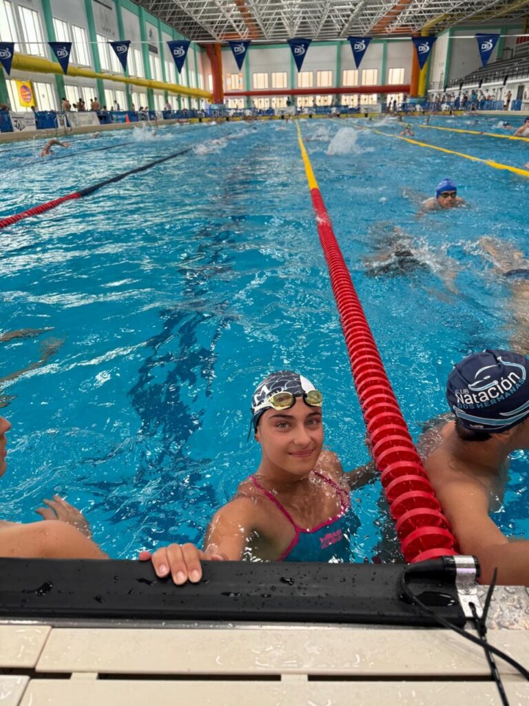 María Martínez sonriendo en la piscina durante el campeonato de natación