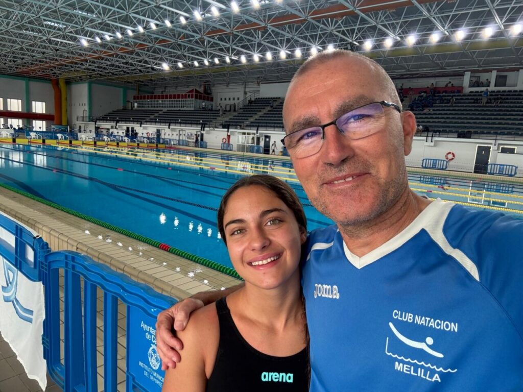 María Martínez junto a su entrenador en la piscina del campeonato