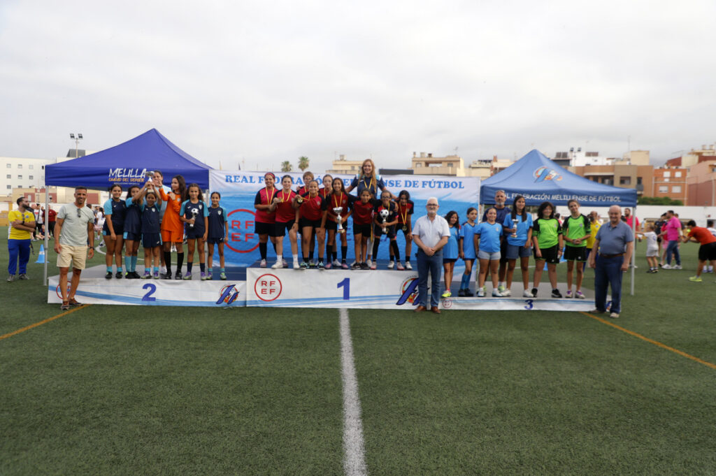 Grupo de jugadoras de fútbol femenino en una premiación en Melilla