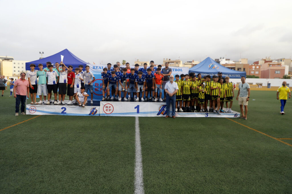 Grupo de jóvenes futbolistas en ceremonia de premiación en Melilla