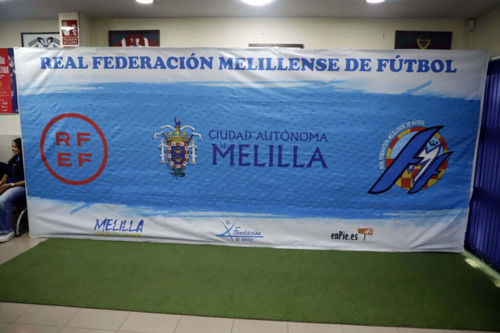 Banner de la Real Federación Melillense de Fútbol durante la entrega de trofeos