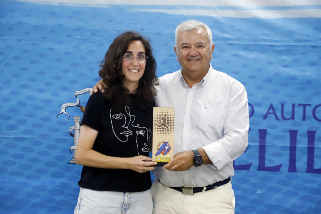 Entrega de trofeos de fútbol en Melilla con dos personas posando