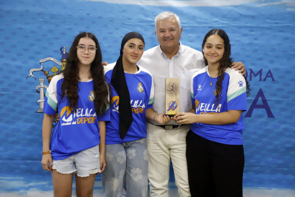 Entrega de trofeos en evento deportivo de fútbol en Melilla