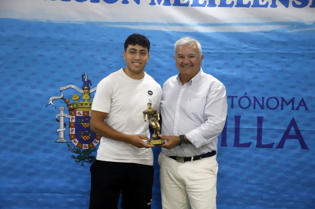 Entrega de trofeos de fútbol en Melilla con jugadores y presidente