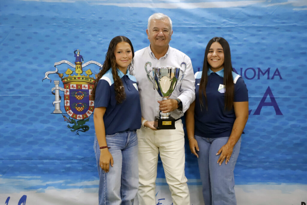 Entrega de trofeos de fútbol en Melilla con jugadores y presidente