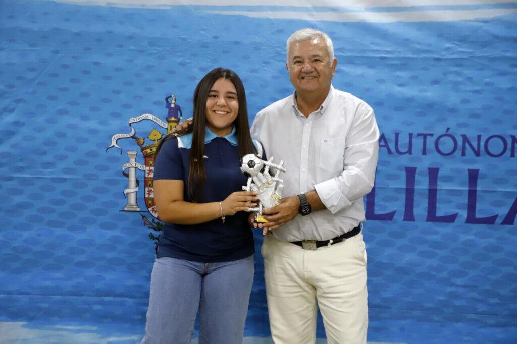 Entrega de trofeos de fútbol en Melilla con jugadores y presidentes