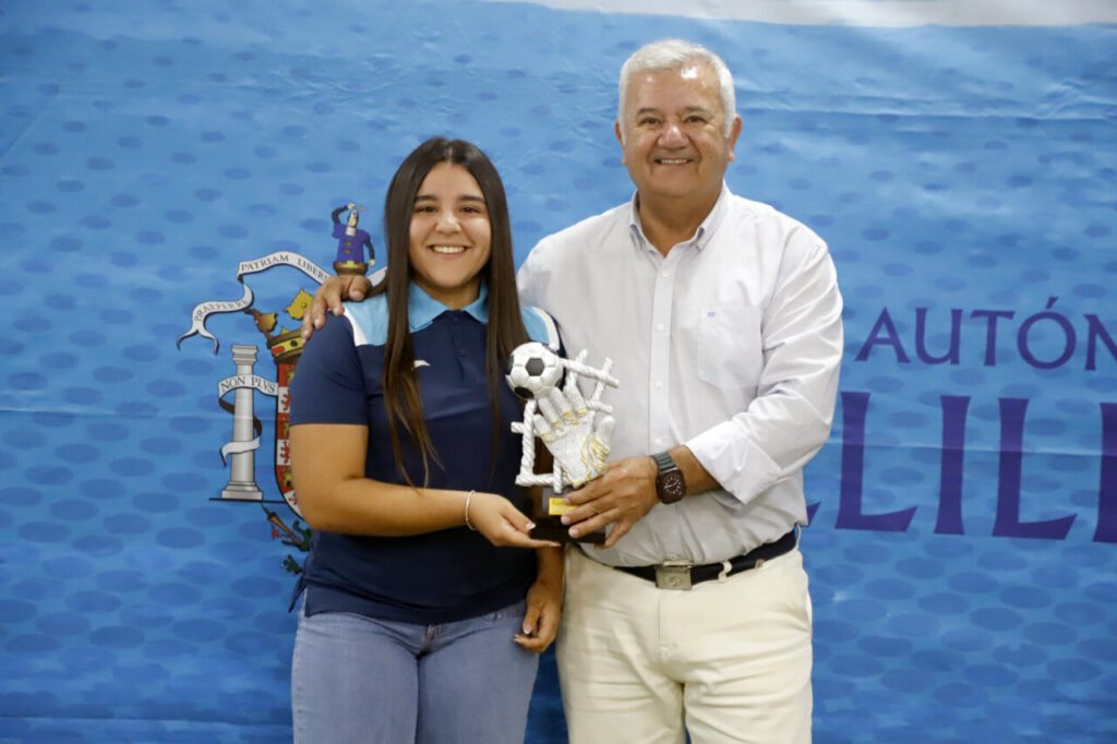 Entrega de trofeos de fútbol en Melilla con jugadores y presidente