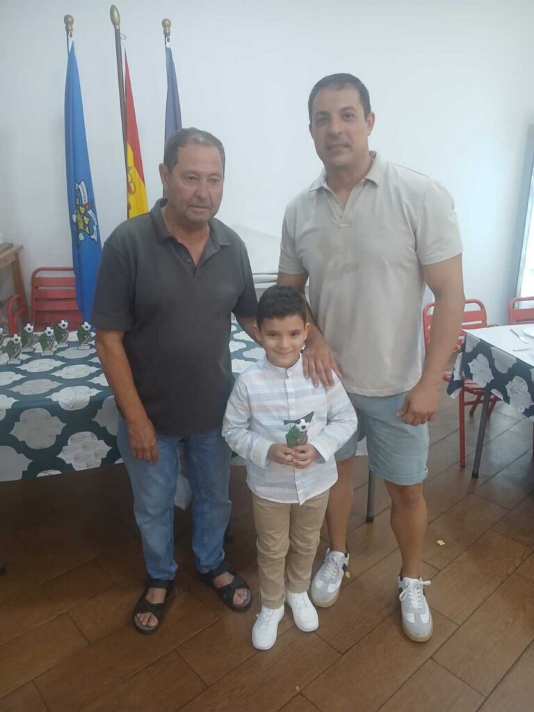 Tres personas posando en un evento de despedida de alumnos