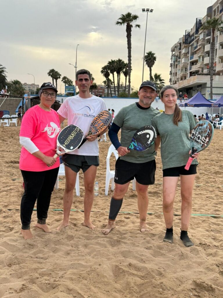 Cuatro jugadores de tenis playa en la arena de Melilla