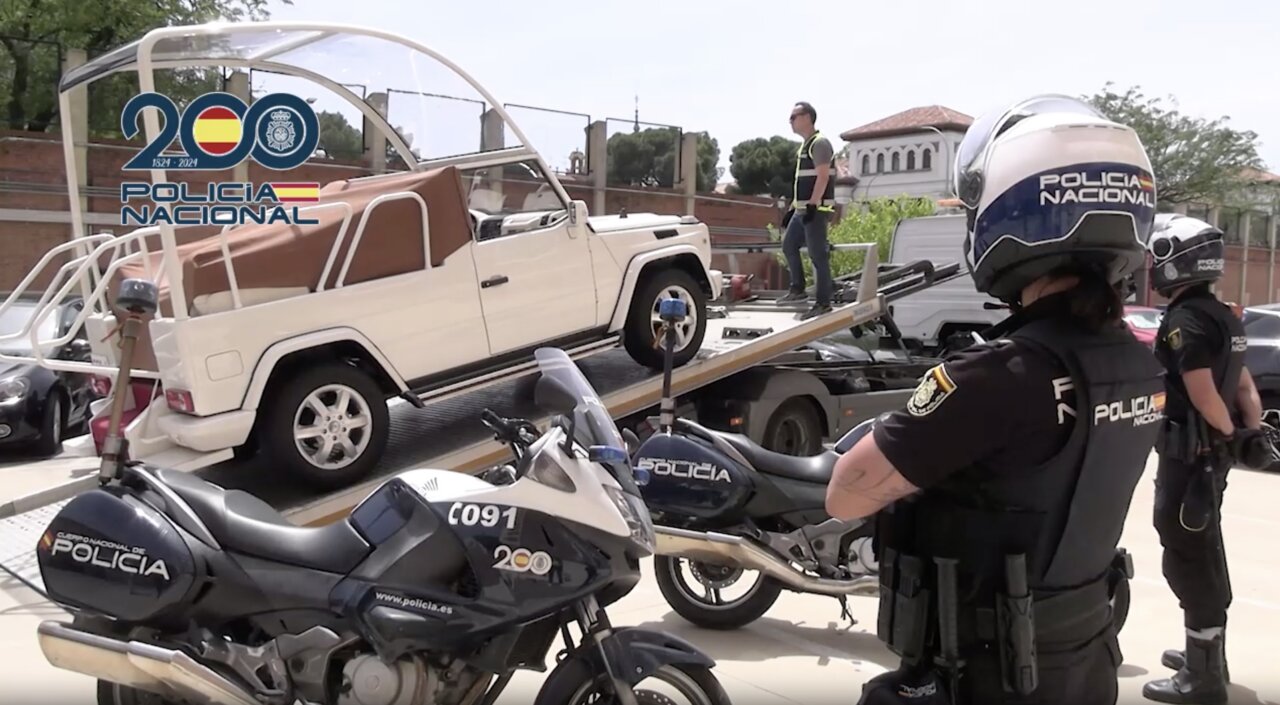 Policía Nacional preparando vehículos para la visita del Papa León XIV en Madrid