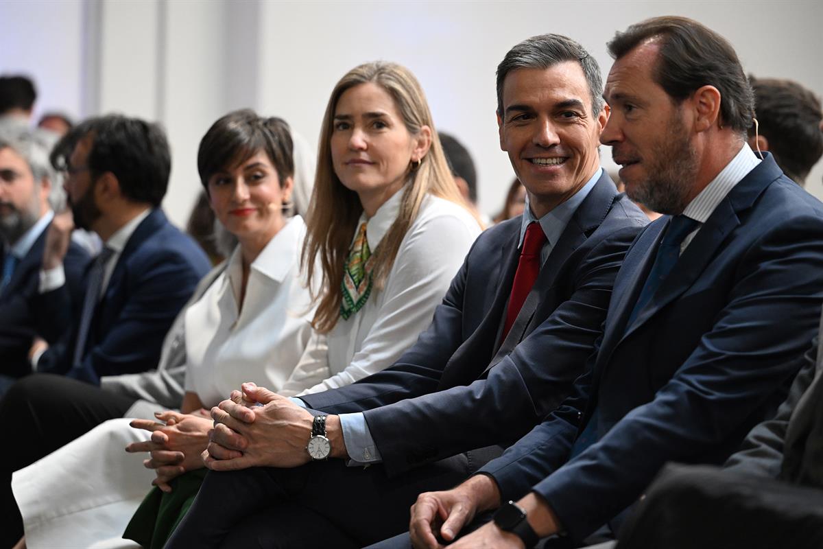 Presentación del Plan Social para el Clima en Madrid con Pedro Sánchez y otros funcionarios