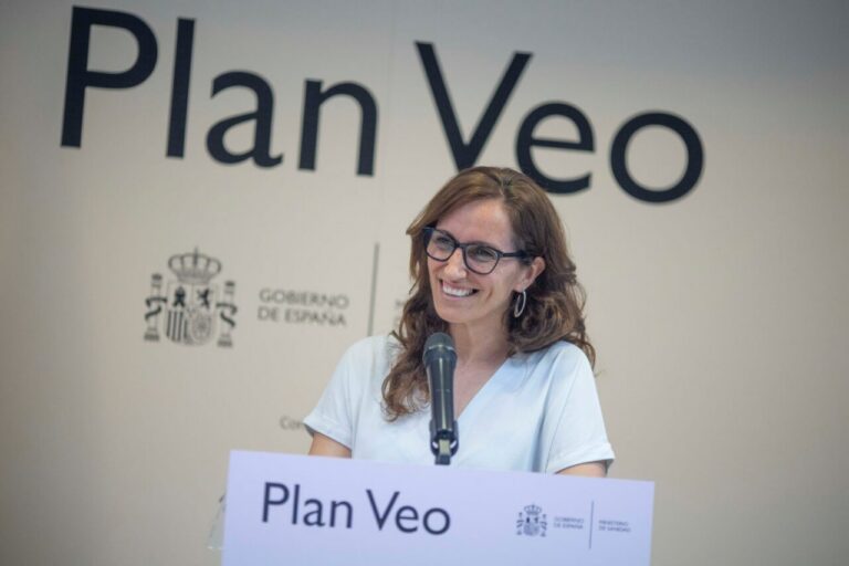 Mujer sonriendo durante la presentación del Plan Veo