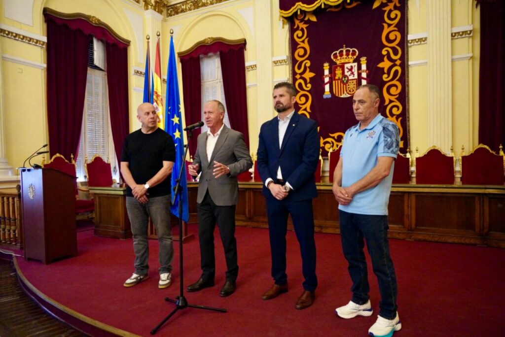Recepción de exfutbolistas en el Palacio de la Asamblea de Melilla