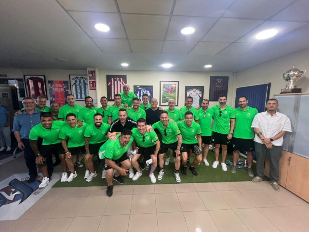 Grupo de exfutbolistas en la recepción del partido de leyendas en Melilla