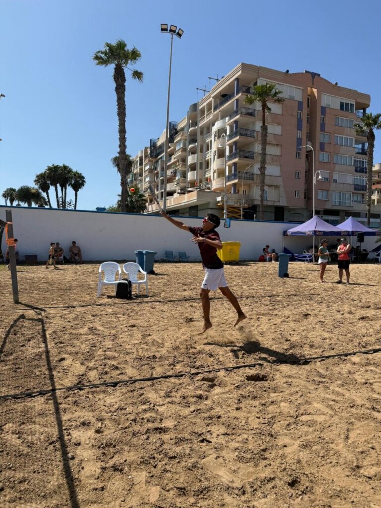 Jugador de tenis playa en acción durante un torneo en Melilla