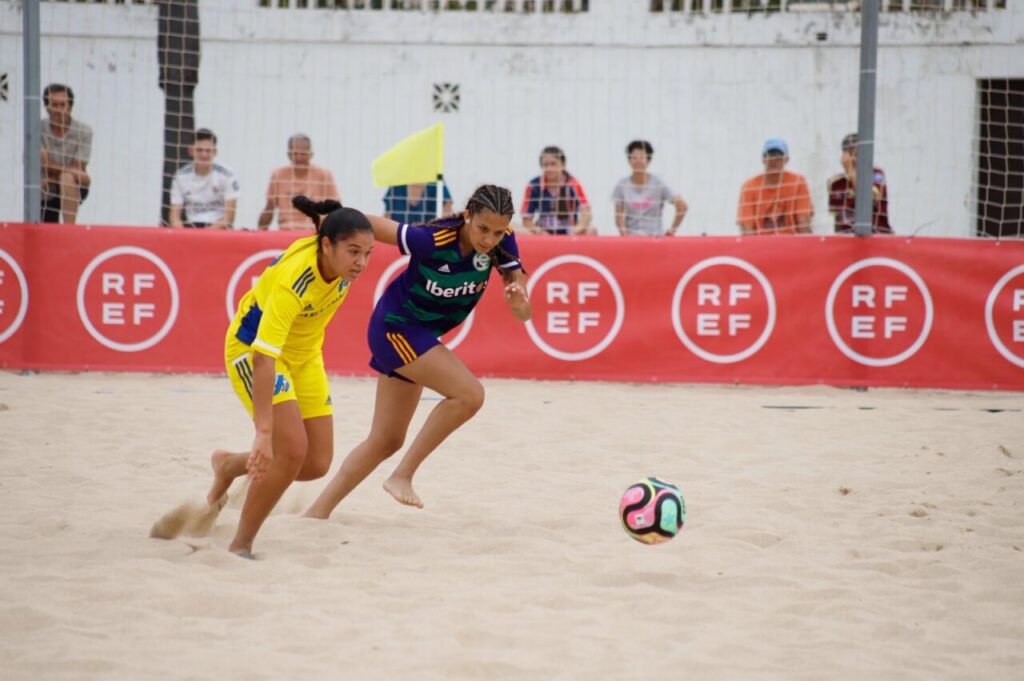 Jugadoras de fútbol playa compiten en un partido en Rota, Cádiz.