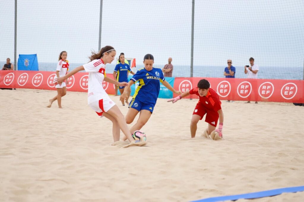 Jugadoras de fútbol playa compitiendo en el Campeonato de España en Rota.