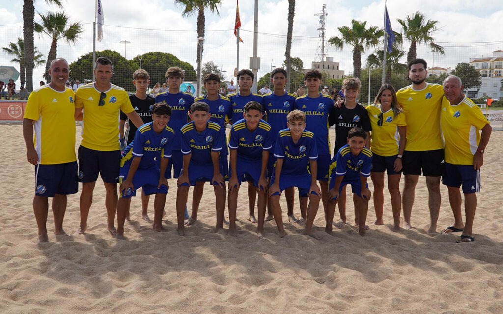 Equipo de fútbol playa de Melilla posando en la arena