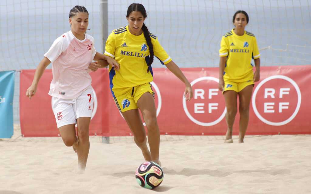 Jugadoras de fútbol playa compitiendo en el Campeonato de España Sub 20 Femenino