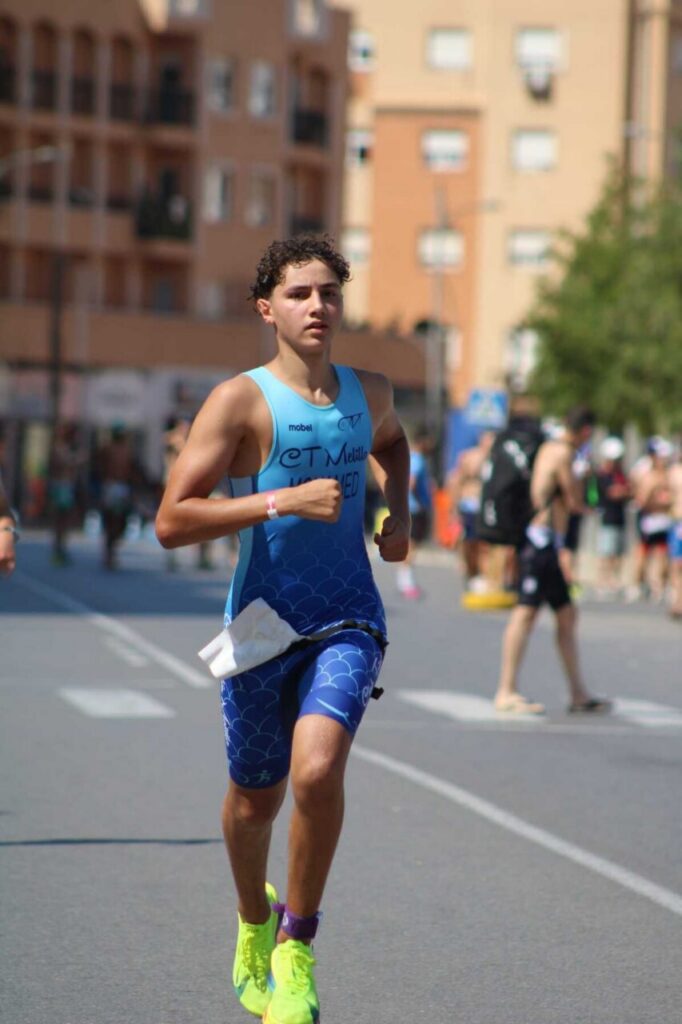 Atleta del Club Triatlón Melilla corriendo en competición.