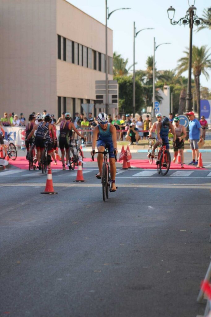 Competidor del Club Triatlón Melilla en la prueba de ciclismo