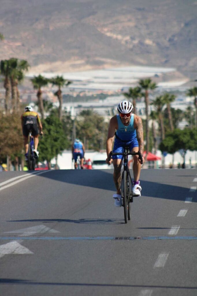 Competidor del Club Triatlón Melilla en una carrera de triatlón