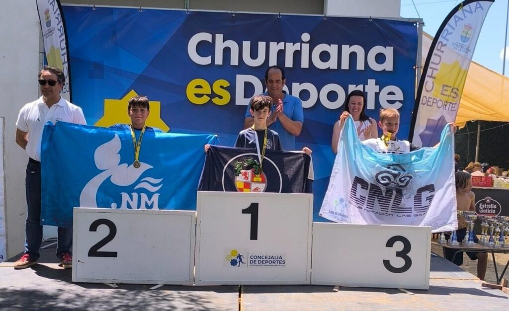 Podio del Trofeo Villa de Churriana con nadadores y banderas