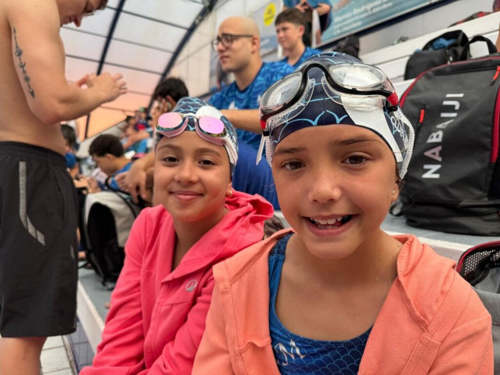 Dos jóvenes nadadoras sonrientes en el Trofeo Villa de Churriana