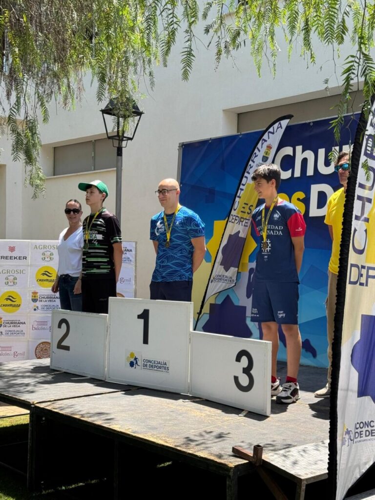 Podio del Trofeo Villa de Churriana con medallistas del Club Natación Melilla