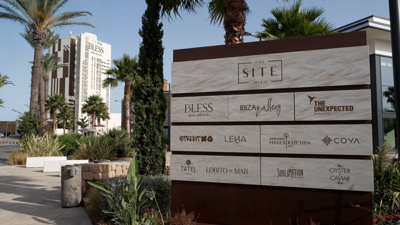 Cartel del complejo The Site en Ibiza con restaurantes y hotel