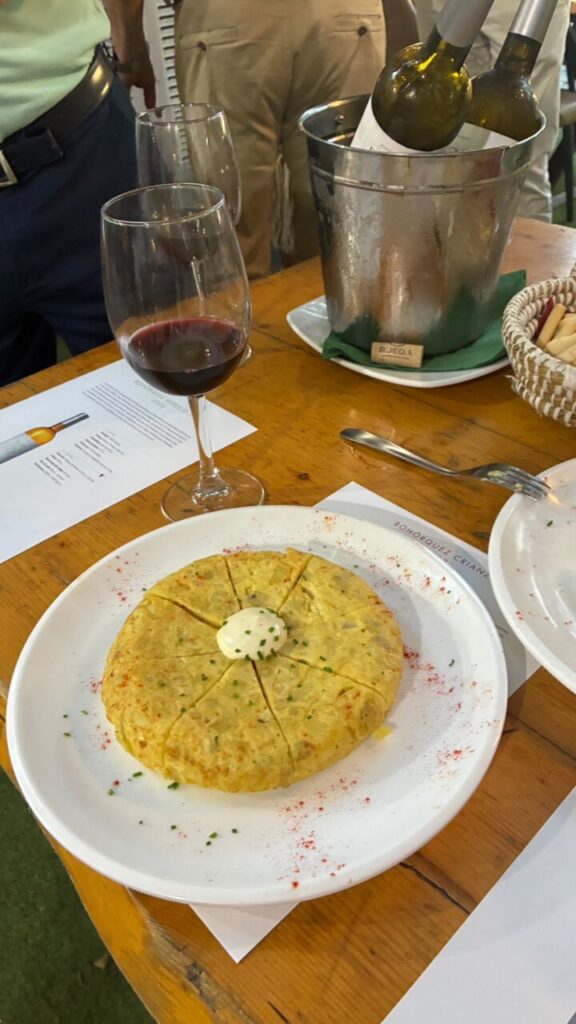 Tortilla acompañada de vino tinto en una cata de Bodegas Bohórquez