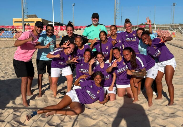 Equipo de fútbol femenino de Peña Real Madrid y Higicontrol B en la playa