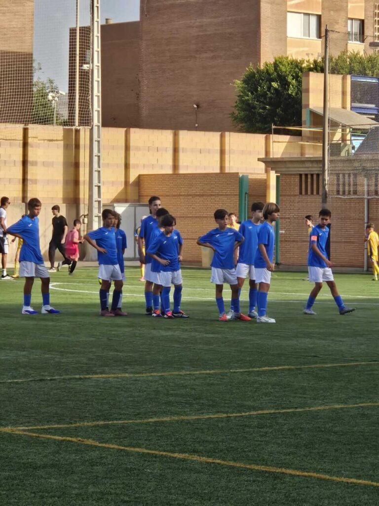 Jugadores de fútbol en un campo durante el Torneo Youth Supercup