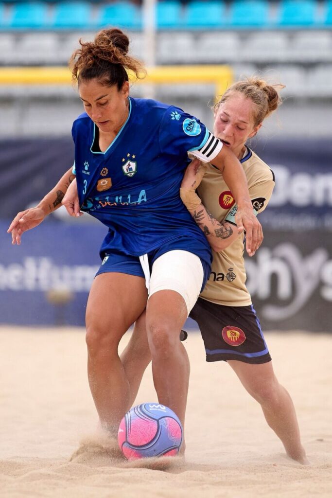 Jugadoras compitiendo en un partido de fútbol playa en Nazaré