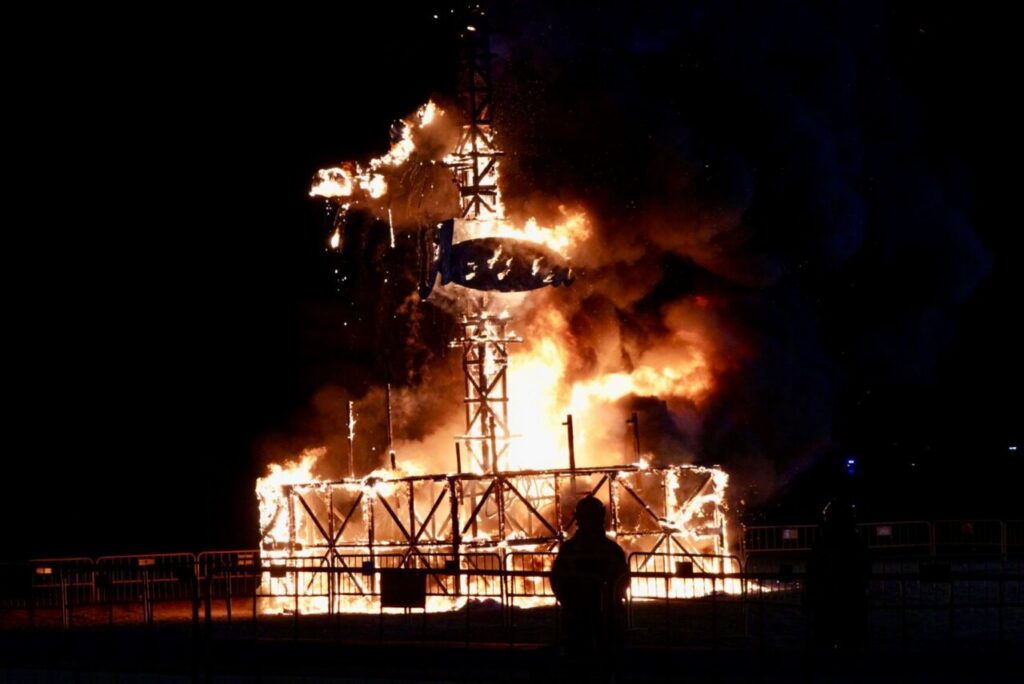 Hoguera encendida durante la Noche de San Juan en Melilla